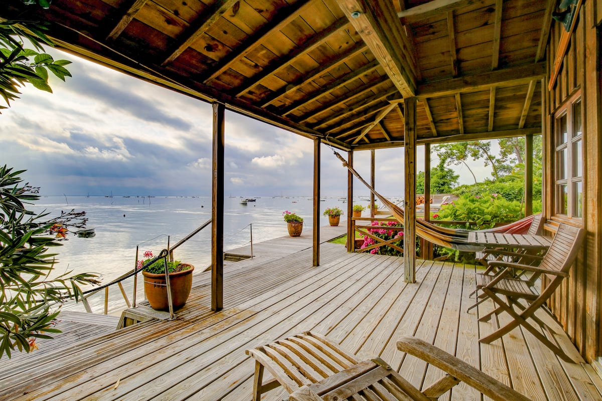 Terrasse en bois de la maison donnant directement sur le Bassin d’Arcachon